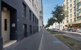 Grosse Terrasse, Klimaanlage Und U-Bahn Naehe