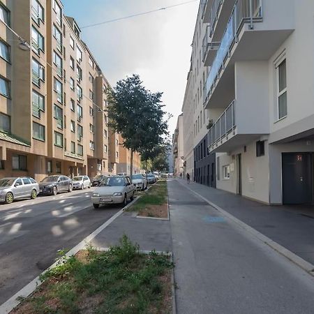 Ferienwohnung Grosse Terrasse, Klimaanlage Und U-Bahn Naehe Wien Exterior foto