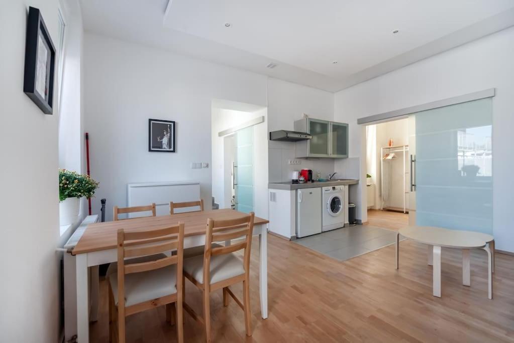 Ferienwohnung Grosse Terrasse, Klimaanlage Und U-Bahn Naehe Wien Exterior foto